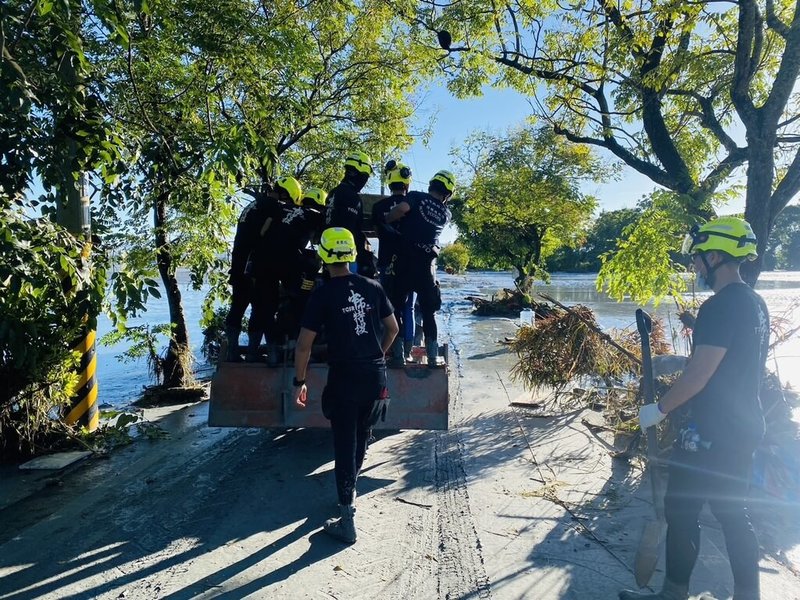 花蓮馬太鞍溪堰塞湖溢流重創光復鄉，台中市政府消防局24日出動人車趕往協助救援。（台中市消防局提供）中央社記者郝雪卿傳真 114年9月25日