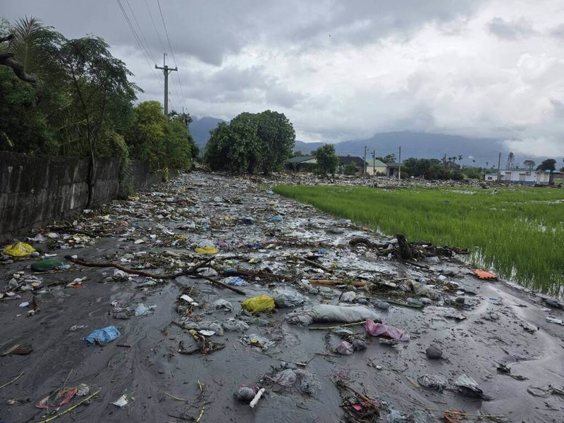 花蓮縣馬太鞍溪堰塞湖23日溢流，大水沖過下游堤防缺口，導致光復鄉垃圾掩埋場大量垃圾漂進太巴塱部落北富村。（民眾提供）中央社記者張祈傳真  114年9月25日