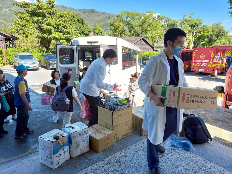 馬太鞍溪堰塞湖溢流造成災情，花蓮慈濟醫院組成醫療先鋒隊，25日前往光復糖廠喜悅樓進駐醫療站，提供中西醫等專科醫護，帶來百人份藥物資源。（花蓮慈濟醫院提供）中央社記者洪學廣傳真　114年9月25日