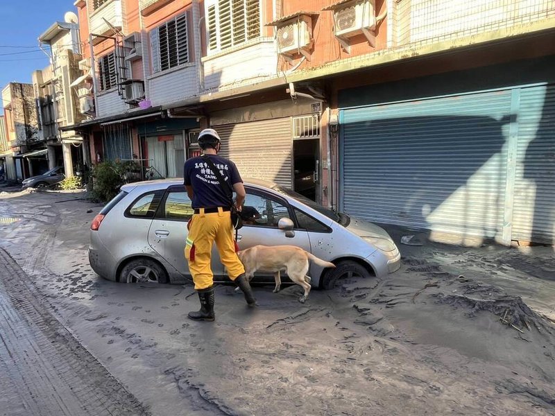 花蓮馬太鞍溪堰塞湖溢流釀災，高雄市消防局特搜隊24日晚間7時出發支援救災，25日上午深入花蓮光復鄉和平街與中山路、中華路一帶，救出3人1犬。（高雄市消防局提供）中央社記者洪學廣傳真　114年9月25日