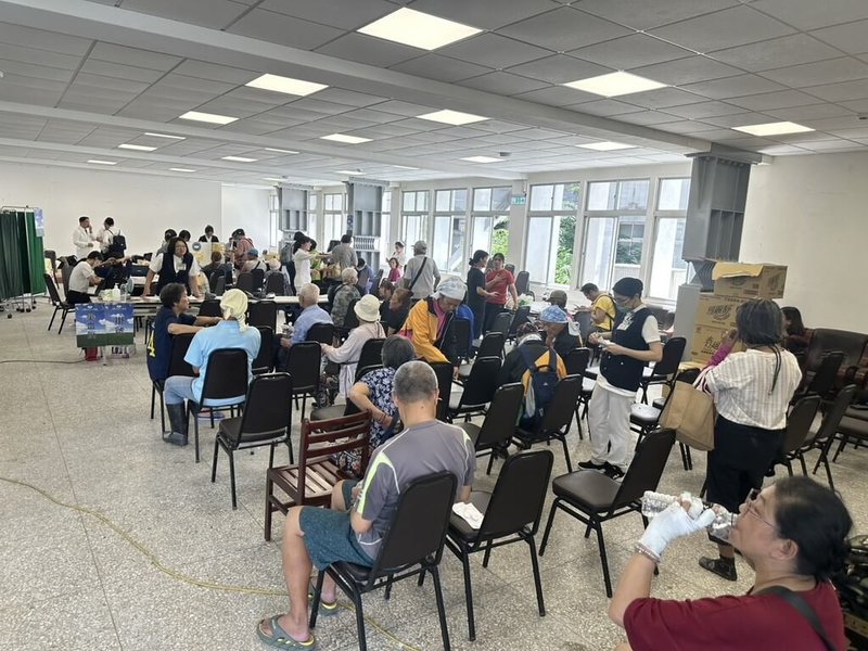 馬太鞍溪堰塞湖溢流釀災,花蓮慈濟醫院醫療先鋒隊抵達光復糖廠醫療站,從25日上午9時開始的駐診,截至中午11時已逾65人看診,且還有很多鄉親在排隊候診。(花蓮慈濟醫院提供)中央社記者洪學廣傳真 114年9月25日