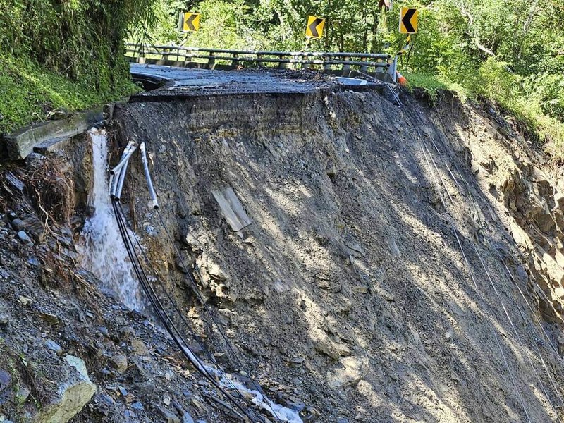 受颱風樺加沙影響,台20線南橫公路向陽至初來路段連日降雨,交通部公路局南區養護工程分局關山工務段道路巡查發現,此路段多處阻斷,其中189k+800新武段更發生路基缺口災害。(公路局提供)中央社記者洪學廣傳真 114年9月25日