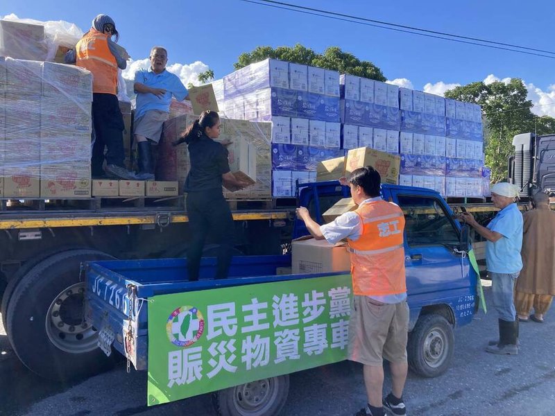 民進黨25日全體志工展開物資整備投放工作，首要任務將災區所需物資送進光復鄉。27日將陸續組織志工團，投入協助災民重建家園清理工作。（民進黨中央黨部提供）中央社記者溫貴香傳真　114年9月25日