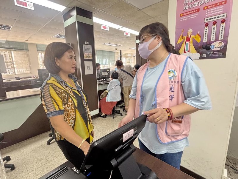 移民署新北市服務站通譯志工黃日麗（右）曾在越南擔任通譯與口譯員，也教授台灣企業幹部越南語課程，來台後，她擔任國中、小學社團及母語推廣課程老師，並在救國團成人班授課，課餘時則在服務站協助通譯，幫助新住民解決語言隔閡。（移民署新北市服務站提供）中央社記者黃旭昇新北市傳真  114年9月25日