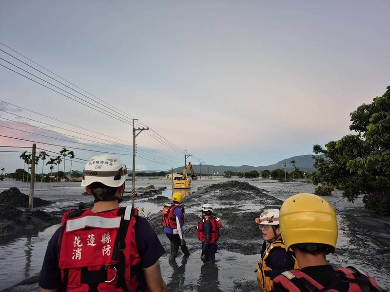 花蓮馬太鞍溪堰塞湖溢流釀災，大量泥流湧進光復地區，大型機具把握25日天氣放晴，持續開挖淤積路線，搜救人員徒步涉水搜尋失聯者。（花蓮縣消防局提供）中央社記者張祈傳真 114年9月25日