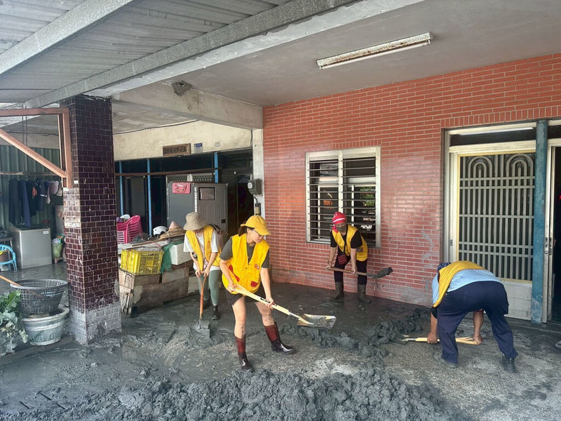 花蓮馬太鞍溪堰塞湖溢流導致光復鄉等地區災情慘重，基督教救助協會25日指出，共動員14間1919服務中心與教會志工計43人，分別協助災民家園清理以及物資管理等。（基督教救助協會提供）中央社記者吳欣紜傳真　114年9月25日