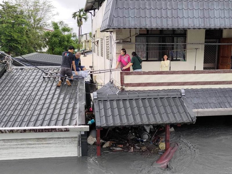 花蓮馬太鞍溪堰塞湖溢流,強制撤離範圍內仍有逾10人罹難引關注。圖為23日洪水淹至光復鄉市區1層樓高,居民爬2樓「垂直避難」。(民眾提供)中央社記者李先鳳傳真 114年9月25日