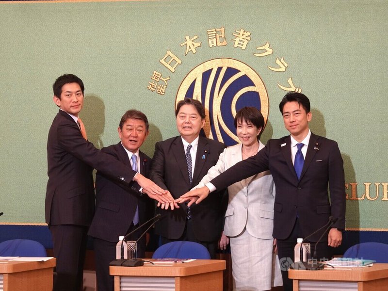 日本執政黨自民黨隨著首相、黨總裁（黨主席）石破茂請辭，10月4日將舉行總裁選舉投開票。5名候選人24日在日本記者俱樂部舉行辯論會時，前經濟安全保障大臣小林鷹之（左1）言及前陣子訪問台灣會晤總統賴清德及閣僚等，了解到日本受到期待，日本應加油。中央社記者楊明珠東京攝 114年9月25日