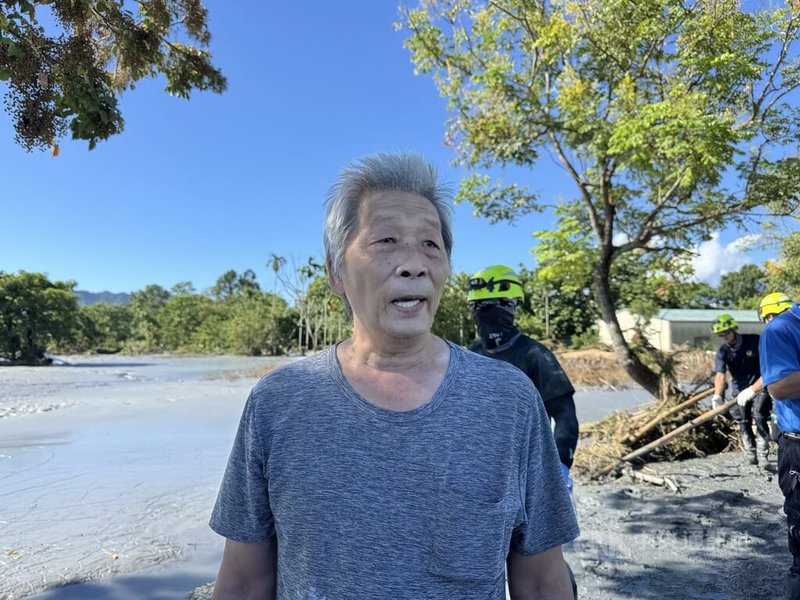 花蓮馬太鞍溪堰塞湖23日溢流釀災,住在光復鄉佛祖街85歲王姓婦人返家休息卻遇大水罹難,家屬無奈等候,盼盡快將遺體移出。中央社記者張祈攝 114年9月25日