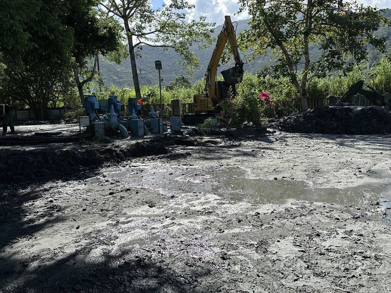 受颱風樺加沙降雨及外圍環流影響，馬太鞍溪堰塞湖溢流重創花蓮光復鄉，災區搜救任務持續進行，被泥沙掩埋的光復淨水場正加緊搶修，25日晚間可望復水。中央社記者李先鳳攝　114年9月25日