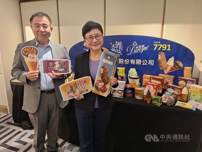 南僑旗下金雞母皇家可口今年10月下旬將由興櫃轉上市，暫定承銷價新台幣65至75元間，右起為董事長周明芬、總經理高長慶25日出席媒體交流會談展望。中央社記者何秀玲攝  114年9月25日