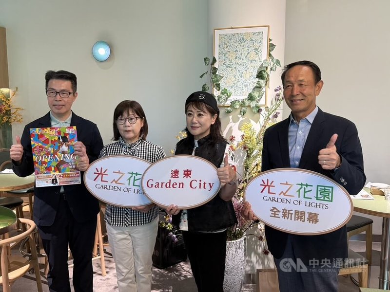 遠東SOGO董事長黃晴雯（右2）表示，Garden City預計2026年夏天全區開幕，全年營收估新台幣100億元。中央社記者曾智怡攝　114年9月25日