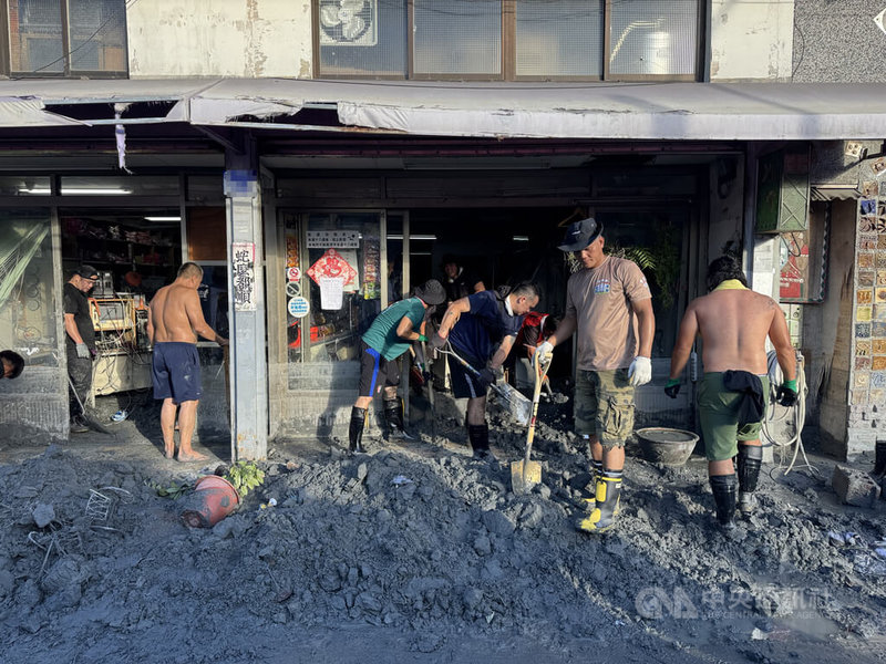 花蓮馬太鞍溪堰塞湖溢流致災,災民25日把握放晴的好天氣,加緊趕工清理家園。中央社記者張祈攝 114年9月25日