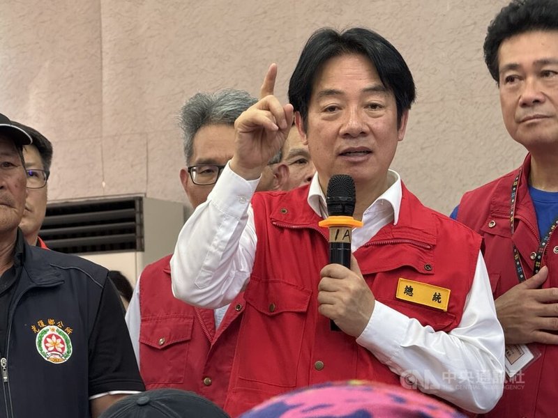 花蓮馬太鞍溪堰塞湖溢流致災,總統賴清德(前)25日赴馬太鞍教會收容所關心災民,當場允諾災民可就近找旅宿入住,費用由中央付。中央社記者張祈攝 114年9月25日