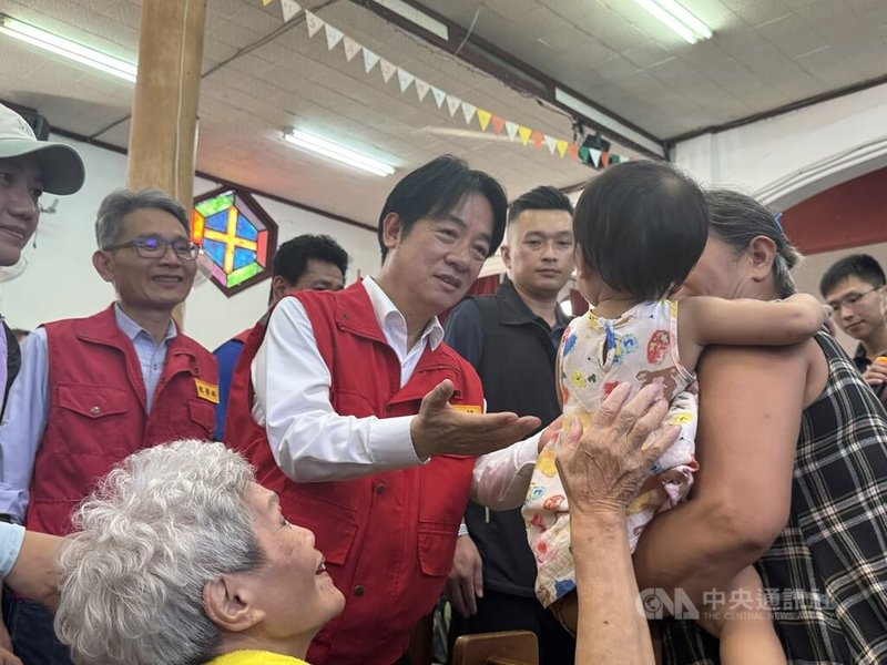 花蓮馬太鞍溪堰塞湖溢流重創光復鄉一帶,總統賴清德(中)25日親往視察勘災,並到馬太鞍教會收容所關心災民,逐一向災民問候。中央社記者張祈攝 114年9月25日