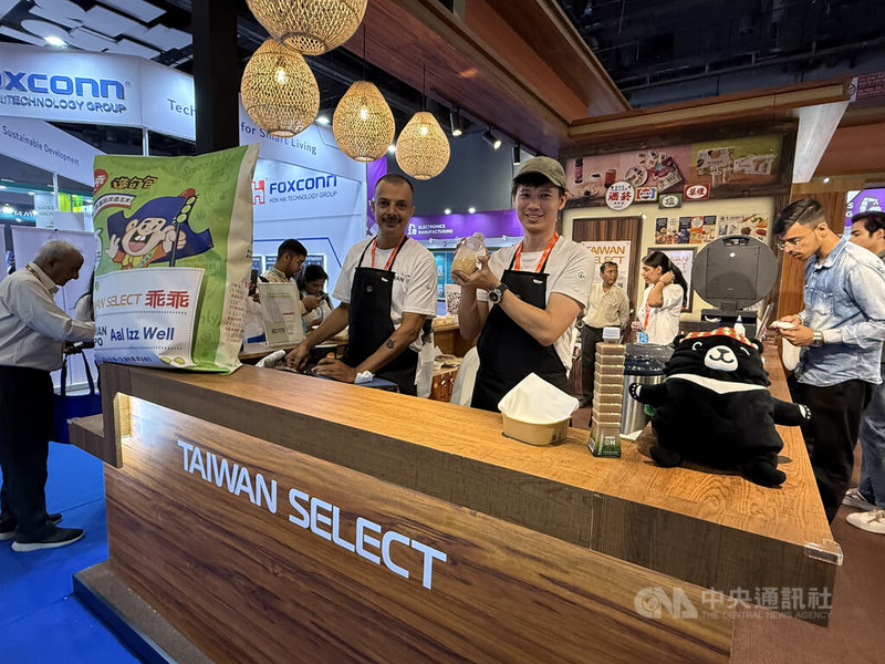 2025年印度台灣形象展設立Taiwan Select食品館,現場可以一嚐從台灣紅到國外的珍珠奶茶。中央社記者李晉緯新德里攝 114年9月25日