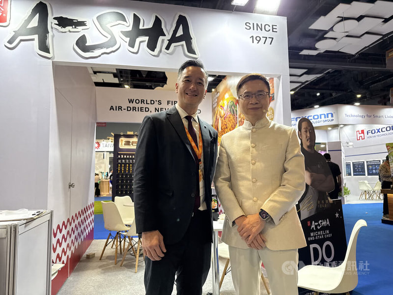 印度台灣形象展首度設立Taiwan Select食品館,中華民國對外貿易發展協會董事長黃志芳(右)前往攤位巡視,並表示要將台灣的「暖實力」介紹給印度。圖左為台灣乾拌麵業者。中央社記者李晉緯新德里攝 114年9月25日