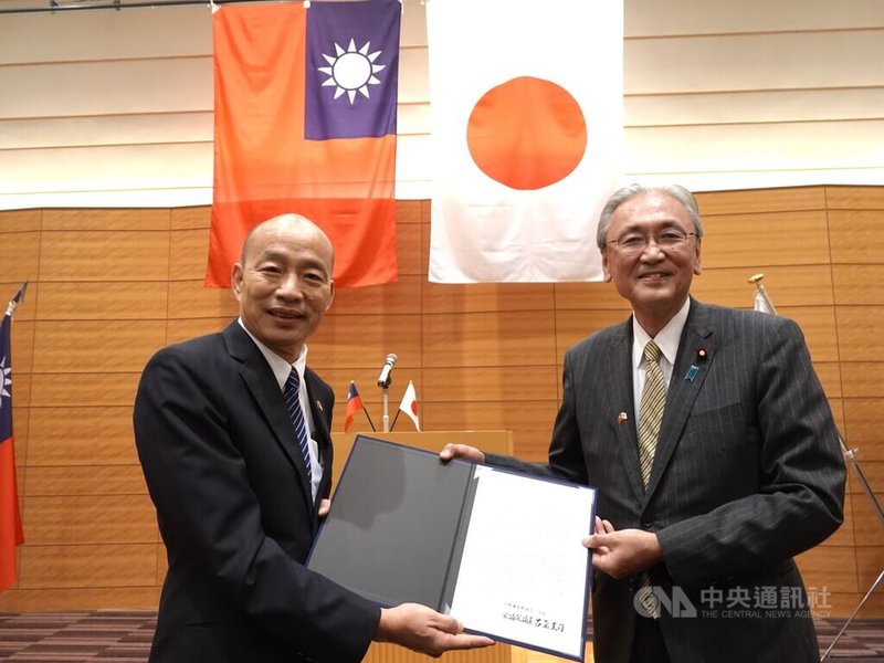 立法院長韓國瑜(左)率領跨黨派立委訪問日本,25日傍晚拜會日華議員懇談會。日華懇會長古屋圭司提到,目前台灣正在就解除日本食品輸入管制進行意見徵詢,期盼台灣能加速推動放寬,讓更多台灣民眾享用日本的食品,並向韓國瑜遞交請託書。中央社記者楊明珠東京攝 114年9月25日