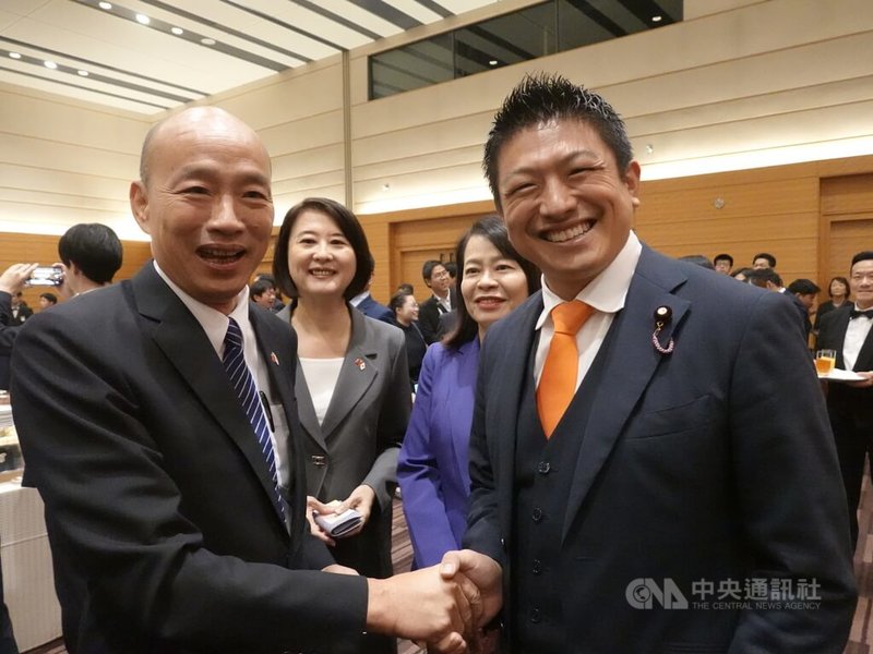 立法院長韓國瑜(左)率領跨黨派立委訪問日本,25日傍晚拜會日華議員懇談會。同屬日華懇成員的參政黨代表(黨魁)神谷宗幣(右)親自到場,向韓國瑜等人致意。中央社記者楊明珠東京攝 114年9月25日