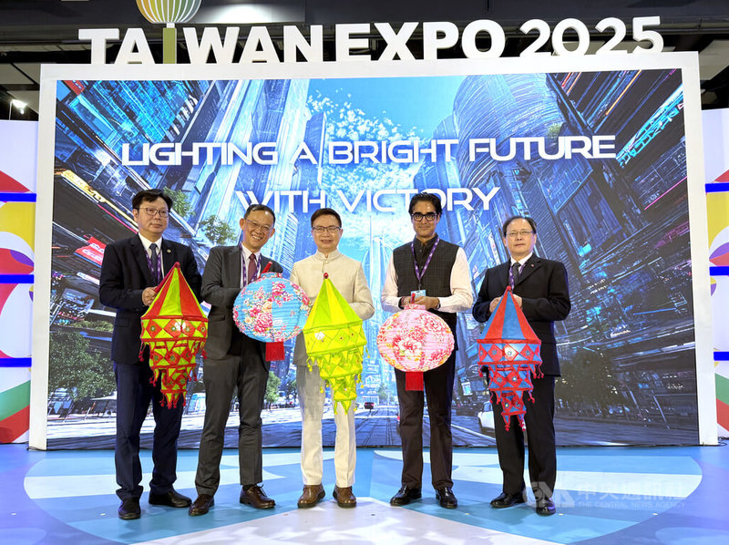 2025年印度台灣形象展在新德里展開,中華民國對外貿易發展協會董事長黃志芳(中)與貴賓共同為展會揭開序幕。中央社記者李晉緯新德里攝 114年9月25日