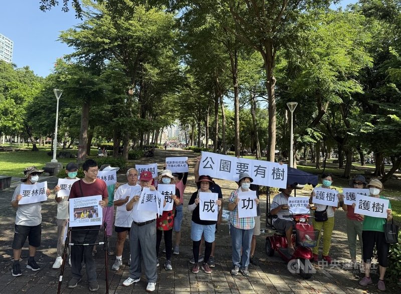 森林城市協會25日舉行記者會指出，高雄三民公園近期改建卻規劃破壞林蔭大道，讓廣大使用者非常錯愕，希望高市府能調整規劃。中央社記者董俊志攝　114年9月25日