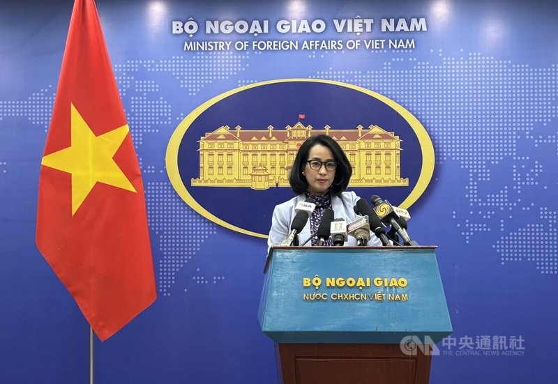 越南外交部25日召開記者會，中央社針對越南購買俄國軍武，並以秘密付款機制避開美國制裁一事進行提問。發言人范秋姮回覆，未有此報導的訊息，也表示越南正在，且將繼續與美國合作，以達成有利雙邊協議。中央社記者曾婷瑄河內攝  114年9月25日
