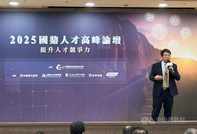 台北市立建國中學校長莊智鈞（圖）25日出席2025國鼎人才高峰論壇發表主題演講，鼓勵學生追尋願意一生投入熱情所在的領域，因為各個領域的人才都同樣重要。中央社記者陳昱婷攝　114年9月25日