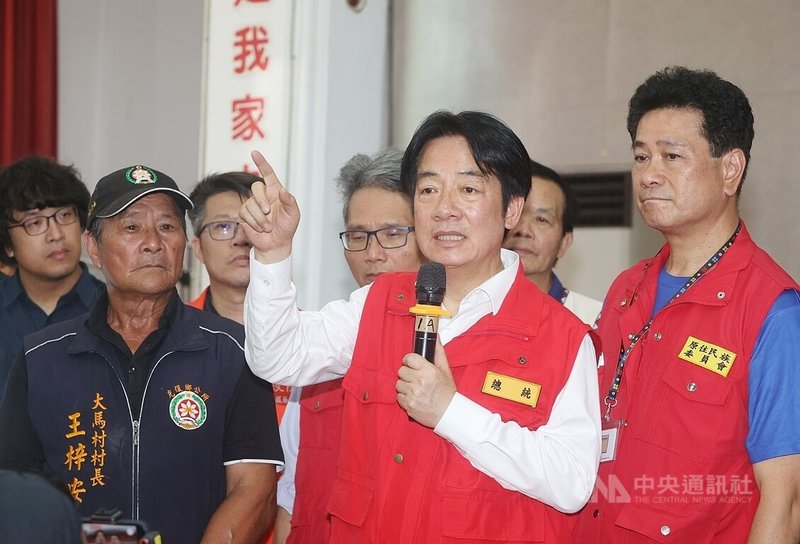 馬太鞍溪堰塞湖溢流致災,總統賴清德(前右2)25日到花蓮勘災,並前往馬太鞍教會關心受災民眾,現場並表示「若認為住在這裡不方便,可以找民宿、旅館住,錢由中央來付」。中央社記者郭日曉攝 114年9月25日