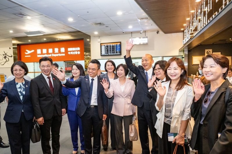 立法院長韓國瑜（右4）25日率跨黨派立委訪日，預計拜會日本國會「日華議員懇談會」並考察「2025大阪世界博覽會」。 （立法院提供） 中央社記者王承中傳真 114年9月25日