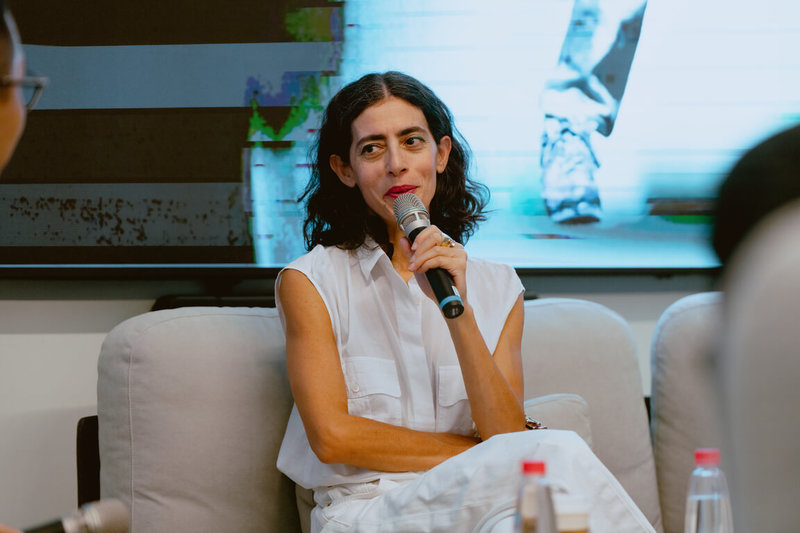 藝術家瑪麗亞．哈薩比（Maria Hassabi）（圖）帶來最新獨舞作品「此時此地」，以「慢」對抗當代快節奏與視覺速食化慣性。（北藝中心提供）  中央社記者趙靜瑜傳真  114年9月25日