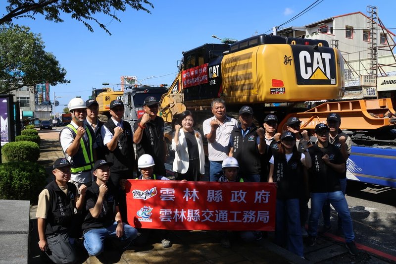 雲林縣政府25日調動民間30台大小機具、捐贈漂白水等物資支援花蓮縣,縣長張麗善(中,白外套者)說,希望花蓮縣盡速復原。(雲林縣政府提供)中央社記者蔡智明傳真 114年9月25日