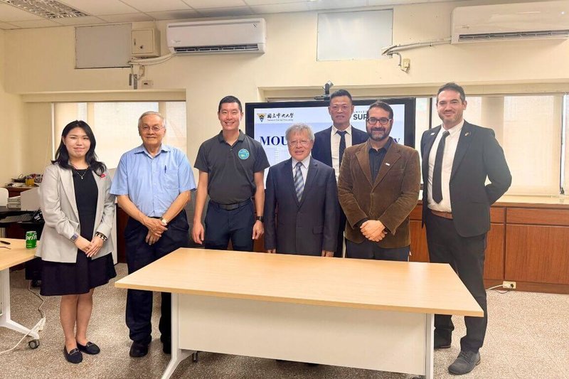 中央大學與英國薩里大學簽署合作備忘錄，將共同設計新一代測量儀器、開發韌性太空基礎設施等，為學生創造參與太空任務與硬體研發的機會，並期望透過緊密合作，彌補台英太空人才缺口。（中大提供）中央社記者許秩維傳真　114年9月25日