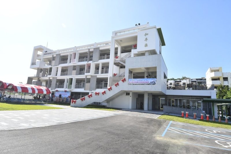 彰化縣大竹國小新建和平樓25日落成啟用，縣府指出，舊和平樓自民國69年啟用至今已40多年，結構老舊且梁柱鏽蝕決定拆除，新建物共規劃17間教室，同時整修地坪，提供學子優質學習環境。（彰化縣政府提供）中央社記者吳哲豪傳真  114年9月25日
