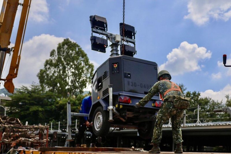 花蓮馬太鞍溪堰塞湖溢流重創光復鄉,國軍第5作戰區25日派遣兵力及救援裝備投入災區支援清理及復原作業,展現國軍救援行動力。(軍方提供)中央社記者郝雪卿傳真 114年9月25日