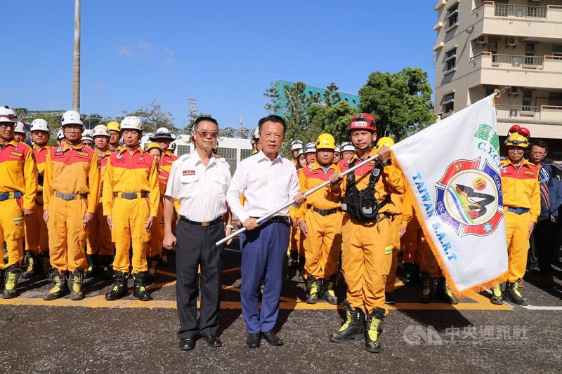 嘉義縣政府25日出動消防局特搜隊及環保局人車，前往花蓮支援救災，縣長翁章梁（前排中）授旗出發，希望他們全力以赴、盡心盡力幫助災民。中央社記者蔡智明攝　114年9月25日