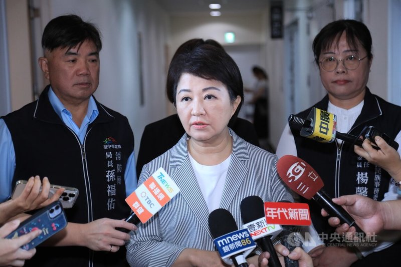 美國海關針對巨大公司因涉強迫勞動而祭出暫扣令。台中市長盧秀燕（前中）25日接受媒體聯訪建議外交及經貿系統，儘快跟美國政府達成協議以解決問題。中央社記者郝雪卿攝  114年9月25日