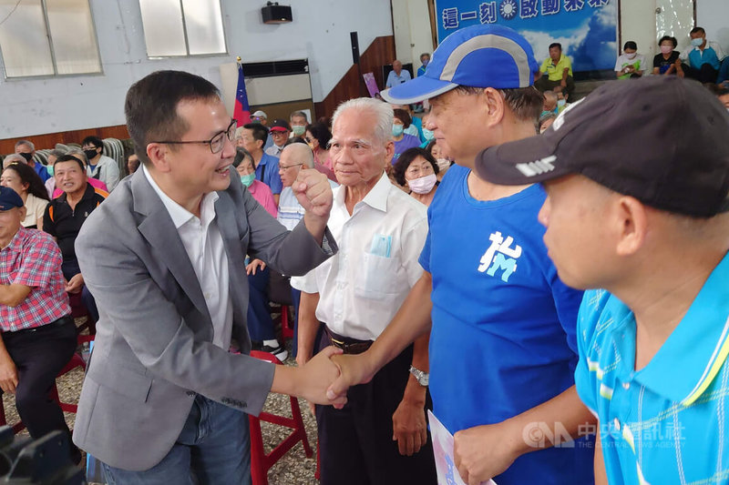 國民黨主席候選人羅智強（前左）25日到台南市新營區黨部參加黨員座談會，向到場黨員尋求支持。中央社記者楊思瑞攝  114年9月25日