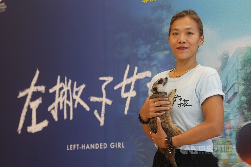 台灣新銳女導演鄒時擎(圖)作品「左撇子女孩」持續在國際影展獲得佳績,她25日率主演群在台北出席記者會,分享拍片心路歷程。中央社記者徐肇昌攝 114年9月25日