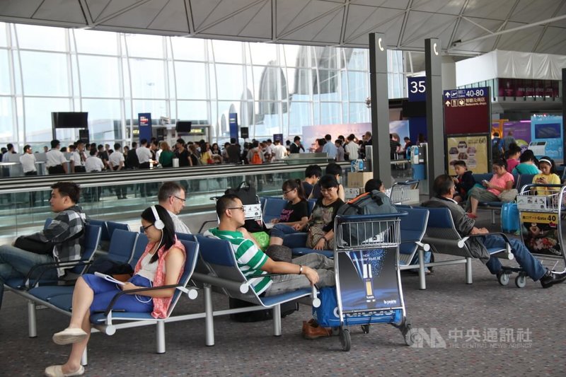 為了鞏固香港國際機場的中轉地位和吸引旅客短暫停留消費，港府將於下月1日起豁免機場短途中轉旅客的離境稅。（資料圖片）中央社記者張謙香港攝　114年9月25日