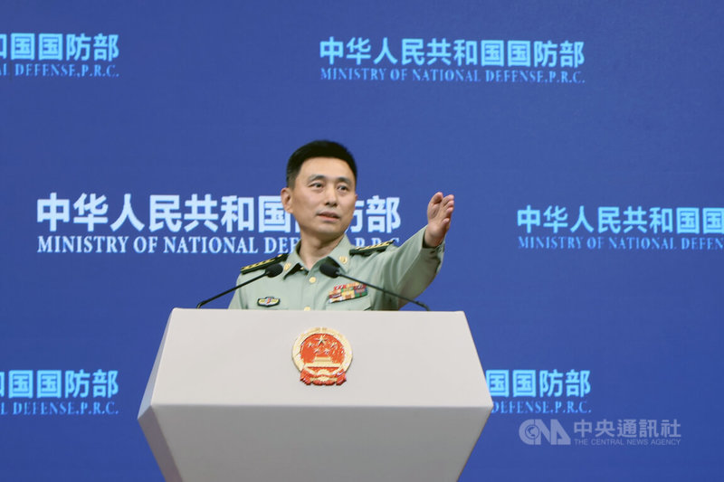 中國國防部發言人張曉剛25日表示，中方對發展兩軍關係持積極開放態度，希望美方與中方共同努力共建穩定正向的兩軍關係。中央社記者謝怡璇北京攝　114年9月25日