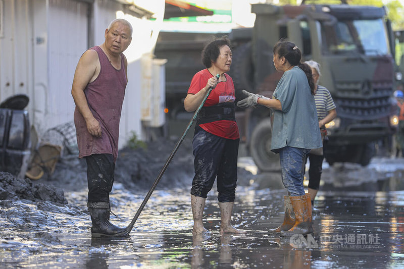 花蓮縣馬太鞍溪堰塞湖溢流致災,光復鄉街道25日布滿厚厚淤泥,災民們通力合作,一起重整家園。中央社記者鄭清元攝 114年9月25日