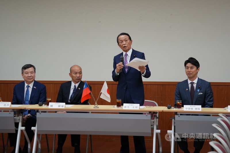 立法院長韓國瑜(左2)25日率領跨黨派立委訪問日本,下午與自民黨最高顧問麻生太郎(右2)會面。自民黨青年局長中曾根康隆(右1)、駐日代表李逸洋(左1)與會。中央社記者楊明珠東京攝 114年9月25日