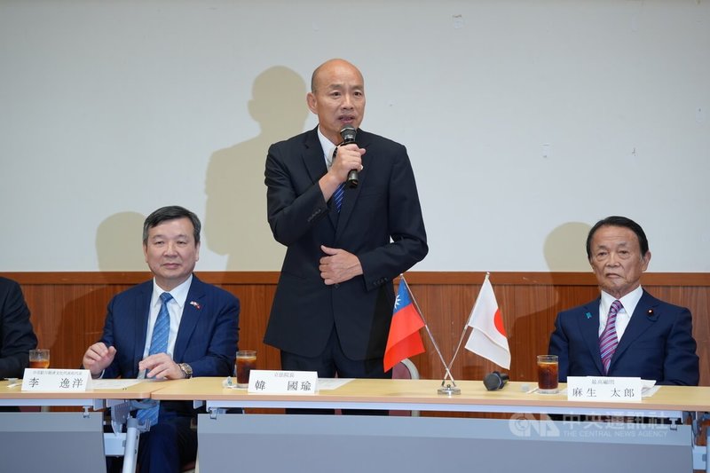立法院長韓國瑜(中)25日率領跨黨派立委訪問日本,下午與自民黨最高顧問麻生太郎(右)會面,駐日代表李逸洋(左)與會。韓國瑜指出,目前立法院總共有113名立委,而3黨的國會議員中有多達84名加入台日交流聯誼會,足以說明台日關係的緊密。中央社記者楊明珠東京攝 114年9月25日