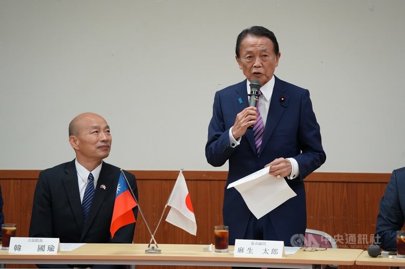 立法院長韓國瑜25日率領跨黨派立委訪問日本，下午與自民黨最高顧問麻生太郎（右）會面。麻生特別對花蓮風災罹難與失蹤民眾表達深切慰問，並強調不論10月4日自民黨總裁選舉結果如何，「台日關係都不會改變」。中央社記者楊明珠東京攝 114年9月25日