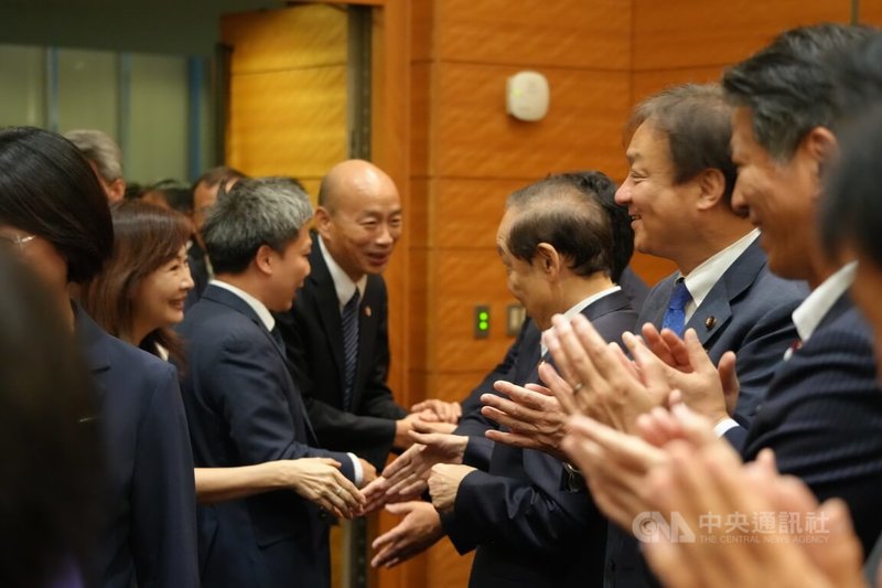 立法院長韓國瑜（後中）率領跨黨派立委訪問日本，25日傍晚拜會日華議員懇談會，日本國會議員超過百人出席，場面熱烈。中央社記者楊明珠東京攝　114年9月25日