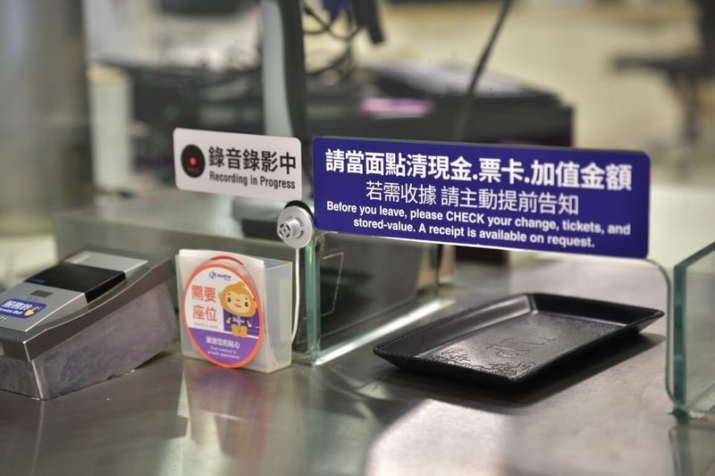 桃園大眾捷運公司表示,已全面完成31列車優先席圖示更新,另設有「需要座位」的貼紙,旅客可於詢問處索取使用。(桃園大眾捷運公司提供)中央社記者吳睿騏桃園傳真 114年9月25日