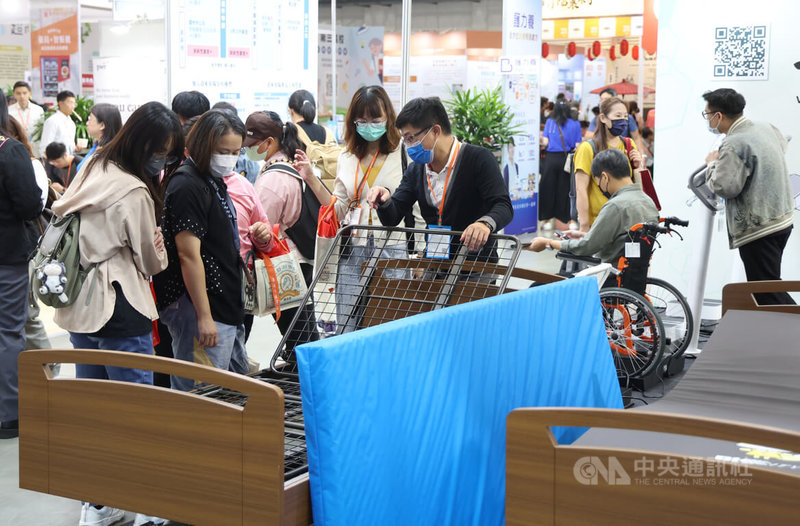 2025第6屆台北國際照顧博覽會25日起在南港展覽館登場,首日就吸引許多民眾前來參觀,並體驗設備。中央社記者張新偉攝 114年9月25日