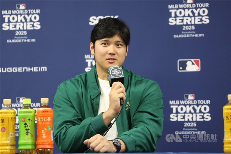 圖為MLB洛杉磯道奇隊日本球星大谷翔平，今年3月在東京巨蛋的開幕戰後，接受訪問。（中央社檔案照片）
