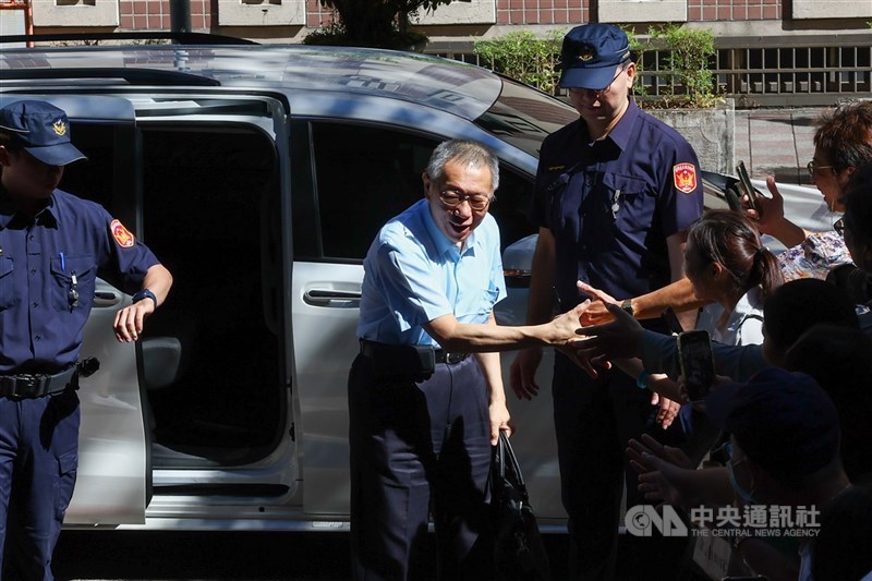 圖為前台北市長柯文哲（中）涉京華城案，25日出庭應訊。（中央社檔案照片）