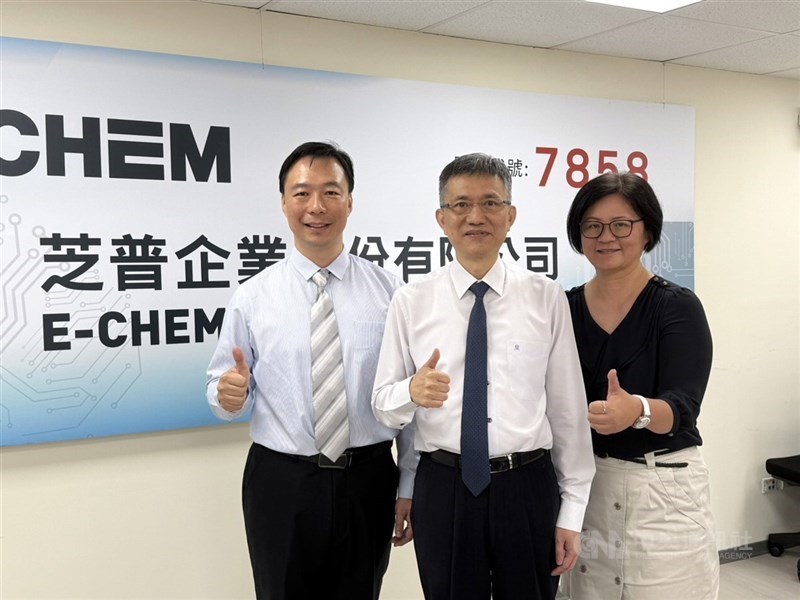 圖為芝普企業董事長林士堯（中）、總經理趙文義（左）及財務長劉小茜（右）。 （中央社檔案照片）